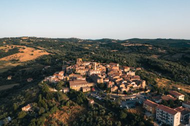 İtalya 'nın eski Montemerano kentinin havadan görünüşü.