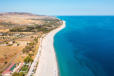 Yaz mevsiminde Gioiosa Marina 'nın havadan görünüşü