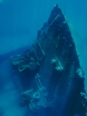 Okyanusa batmış bir gemi enkazı.