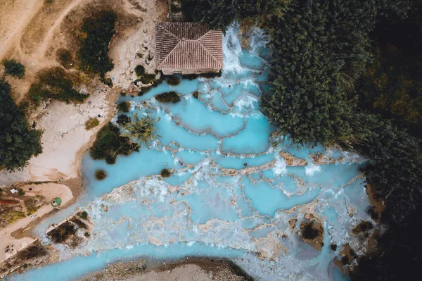 Satürn termal havuzu, Toskana İtalya. Saturnia 'nın termal sülfürik suyu.