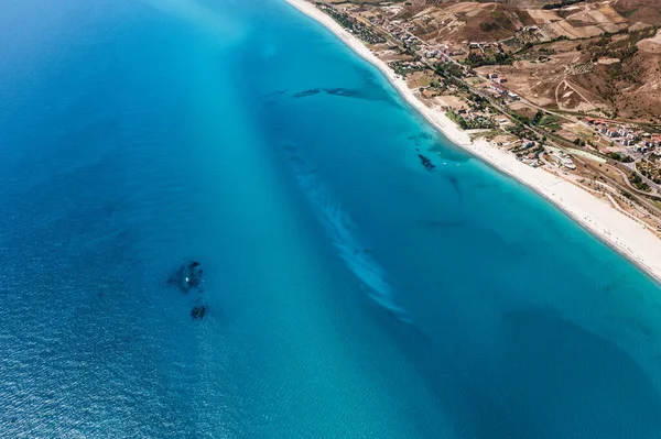 Calabrian kıyı şeridinin havadan görüntüsü. İyon Denizi