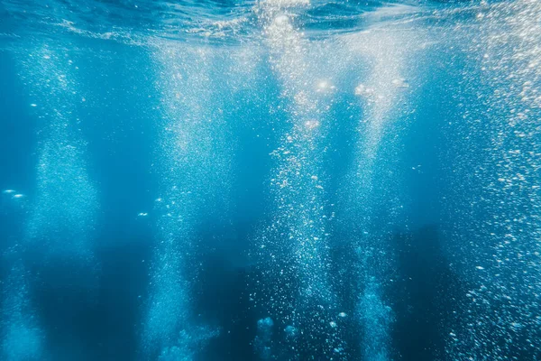 Saf şeffaf suda kabarcıklar 