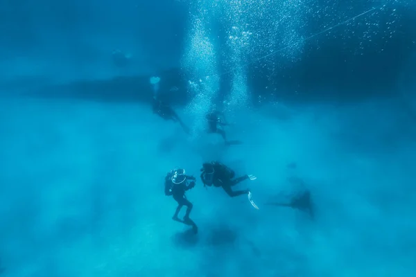 Scuba潜水小组在沉船旁 — 图库照片