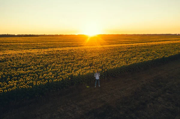 Hombre Viajero Con Dron Disfrutando Vida Libertad Tierra Del Girasol — Foto de Stock