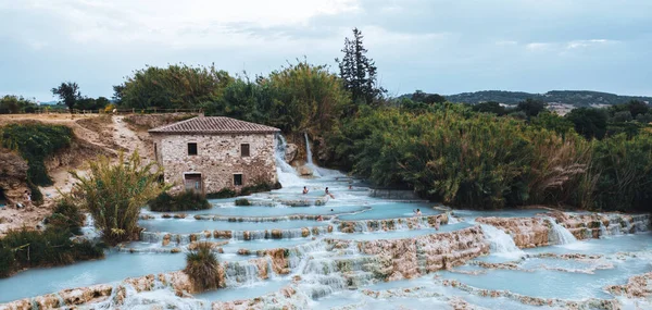 Satürn termal havuzu, Toskana İtalya. Saturnia 'nın termal sülfürik suyu.
