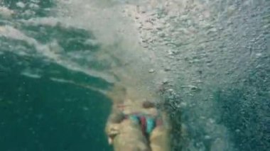 Okyanusun altında yüzen güzel bir kadın