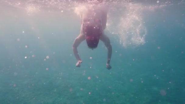 Mooie Vrouw Zwemmen Onder Het Oppervlak Van Oceaan — Stockvideo