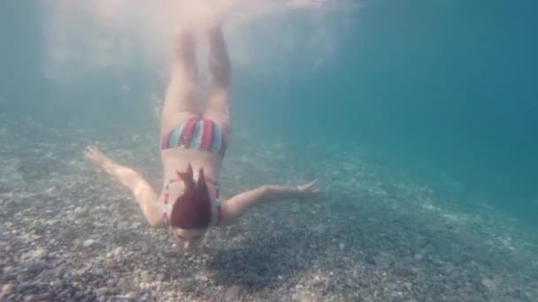 Schöne Frau Schwimmt Unter Der Meeresoberfläche — Stockvideo