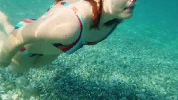 Όμορφη Γυναίκα Που Κολυμπάει Κάτω Από Την Επιφάνεια Του Ωκεανού — Αρχείο Βίντεο