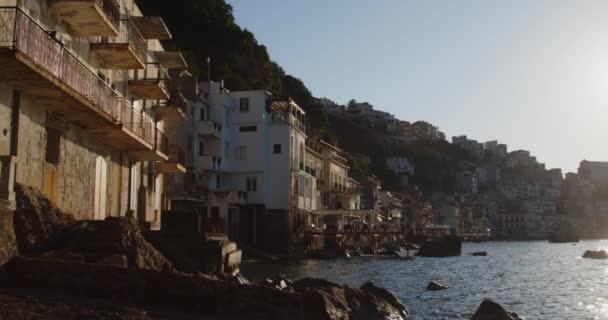 Landschaftlich Reizvoller Blick Auf Häuser Felsigen Strand Bei Tag — Stockvideo