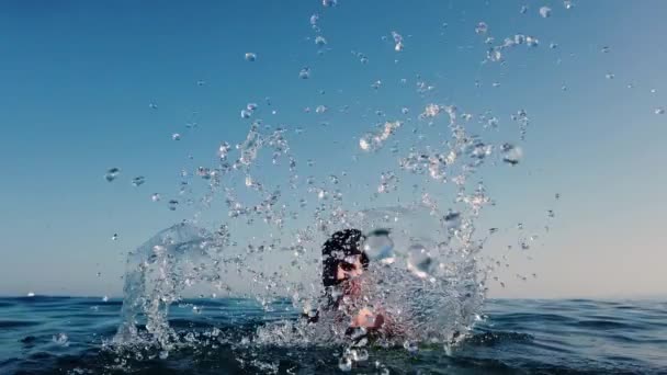 Joven Guapo Hombre Salpicando Agua Mar — Vídeos de Stock