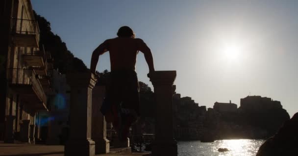 Silhouet Van Een Jonge Sportieve Man Die Het Strand Traint — Stockvideo