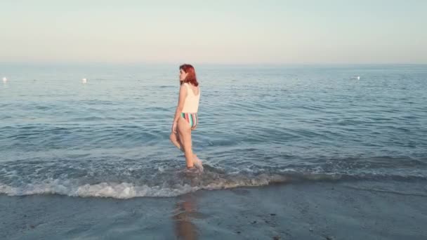Chica Sensual Bikini Caminando Por Playa — Vídeo de stock