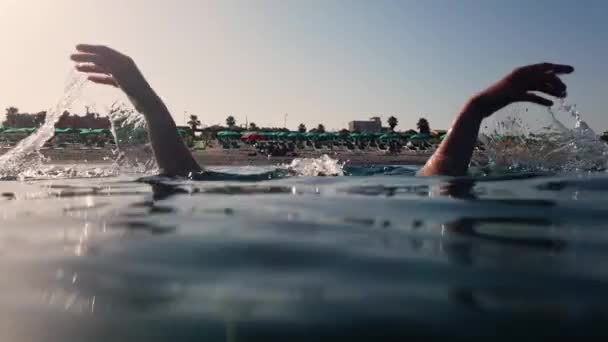 Mooie Vrouw Zwemmen Onder Het Oppervlak Van Oceaan — Stockvideo