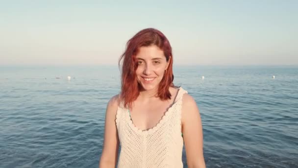 Ragazza Sensuale Con Capelli Rossi Sulla Spiaggia — Video Stock