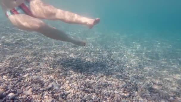 Όμορφη Γυναίκα Που Κολυμπάει Κάτω Από Την Επιφάνεια Του Ωκεανού — Αρχείο Βίντεο