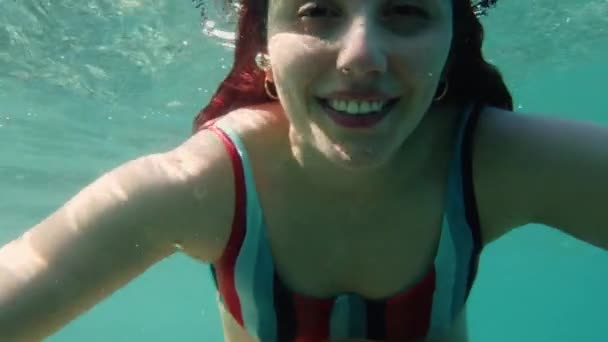 Schöne Frau Schwimmt Unter Der Meeresoberfläche — Stockvideo