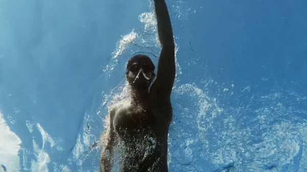 Молодой Человек Плавает Вольным Стилем Море Водой — стоковое фото