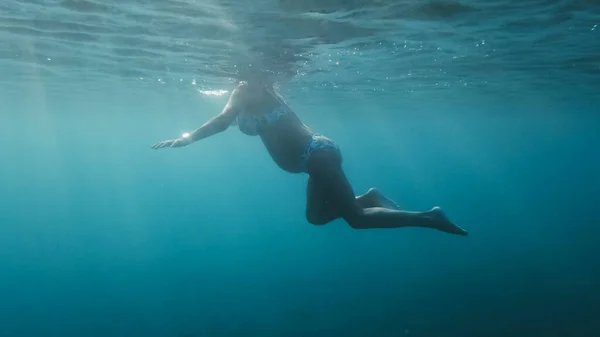 Беременная Женщина Плавает Океане Предродовые Упражнения — стоковое фото