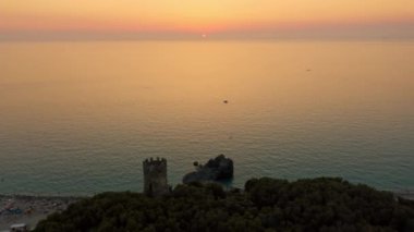 Yazın Calabria 'daki Palmi şehrinin deniz manzarası