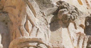 Eski pencereleri olan bir kilisenin ortaçağ mimarisi detayları