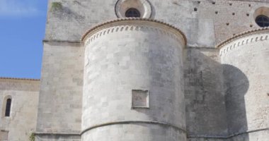 Eski pencereleri olan bir kilisenin ortaçağ mimarisi detayları