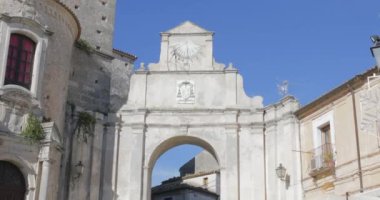 Eski pencereleri olan bir kilisenin ortaçağ mimarisi detayları