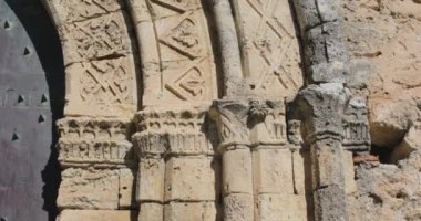 Eski pencereleri olan bir kilisenin ortaçağ mimarisi detayları