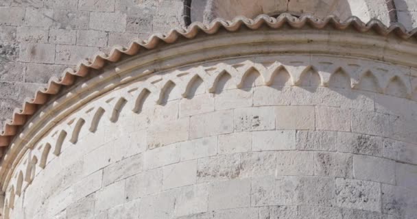Architettura Medievale Dettagli Una Chiesa Con Antiche Finestre — Video Stock