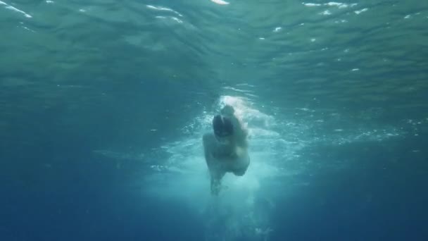 Junger Mann Schwimmt Meer Unterwasserblick — Stockvideo