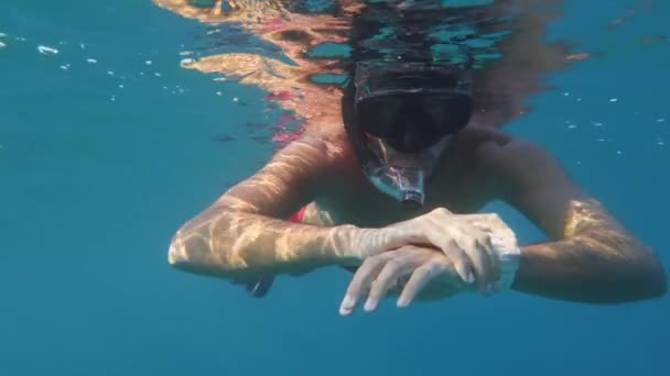 Jeune Homme Nageant Dans Mer Vue Sous Marine — Video