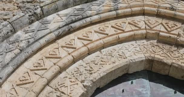 Details Der Mittelalterlichen Architektur Einer Kirche Mit Antiken Fenstern — Stockvideo