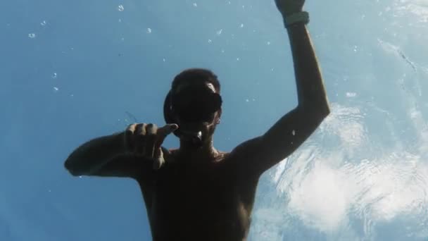 Een Jongeman Die Zee Zwemt Onderwaterzicht — Stockvideo