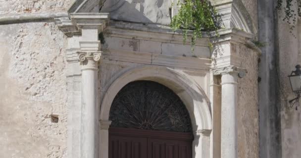 Architettura Medievale Dettagli Una Chiesa Con Antiche Finestre — Video Stock