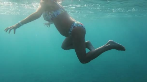 Těhotná Žena Plavající Oceánu Prenatální Cvičení — Stock video