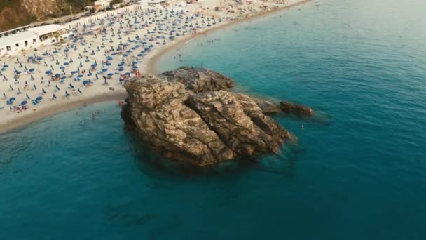 夏の海とカラブリアのパルミ市の空中ビュー — ストック動画