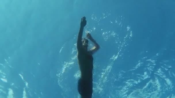 Jeune Homme Nageant Dans Mer Vue Sous Marine — Video