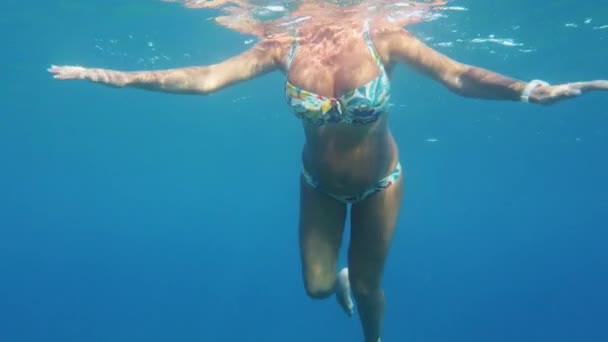 Вагітна Жінка Плаває Океані Передпологові Вправи — стокове відео