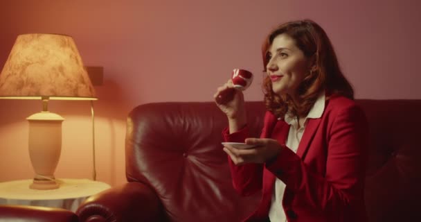 Mujer Bebiendo Café Mientras Está Sentado Sofá Habitación — Vídeo de stock