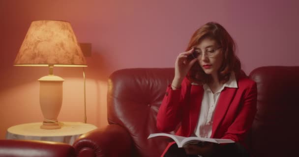 Retrato Mujer Leyendo Libro Sofá — Vídeo de stock