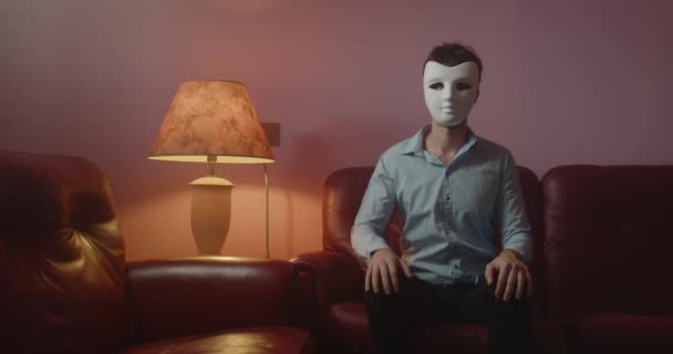 Νεαρός Άνδρας Φορώντας Μάσκα Χαιρετώντας Την Κάμερα Ενώ Κάθεται Στον — Αρχείο Βίντεο