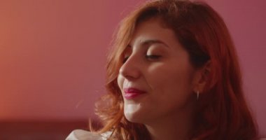 Evdeki güzel genç kadının portresi. 