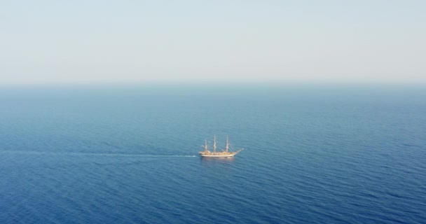 Корабель Глибокому Блакитному Морі — стокове відео