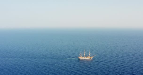 Barco Mar Azul Profundo — Vídeos de Stock