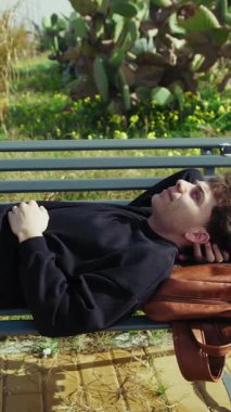 Doğada, deniz kenarında bir bankta dinlenen bir adam. . 