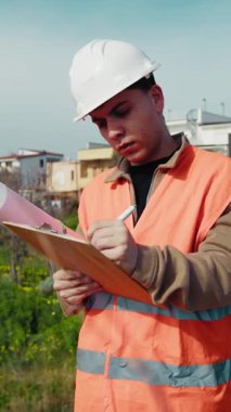 İş yerinde not alan bir mühendis için güneşli bir gün. . 