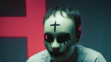 Cadılar Bayramı Maskesi Giyen Aptal Canavar Başında Kitap Adımları.