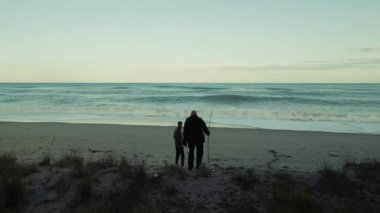 İnsanlar Sahilden Güçlü Okyanus Dalgalarına Yürür.