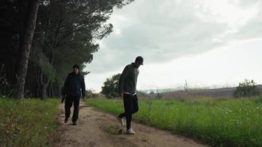 Yaşlı Baba ve Oğlu Öğleden Sonra Eğlencesi İçin Bir Parkta Yürüyorlar.