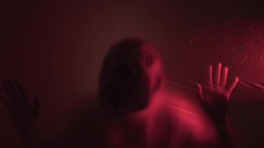 Cadılar Bayramı Gecesinde Korkunç Katil Maskesi Bir Örtünün Arkasında.